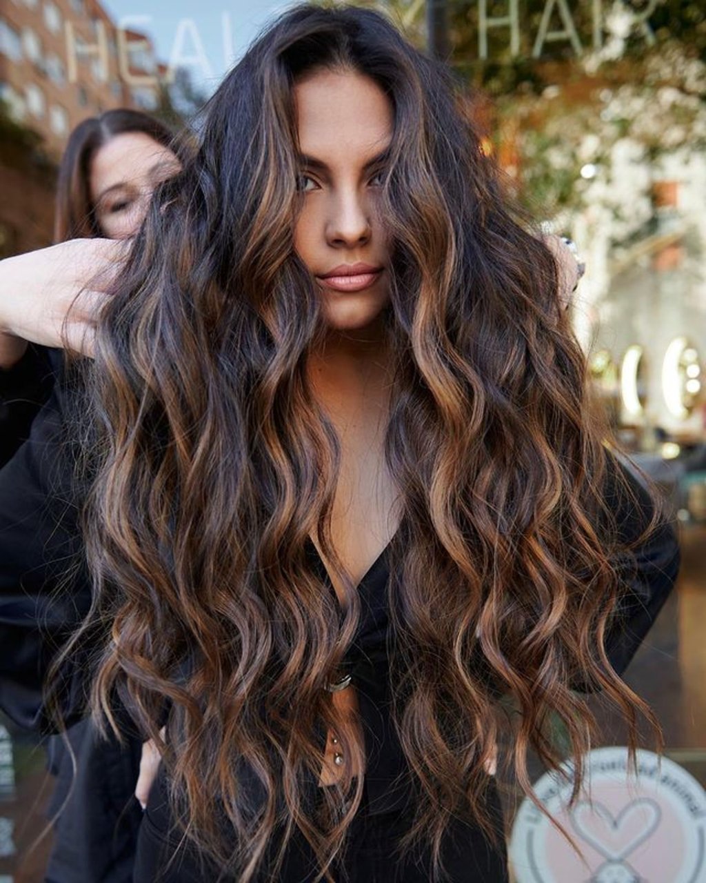 El cabello color caramelo es el tono dulce, brillante y cálido que tu melena necesita esta temporada.
