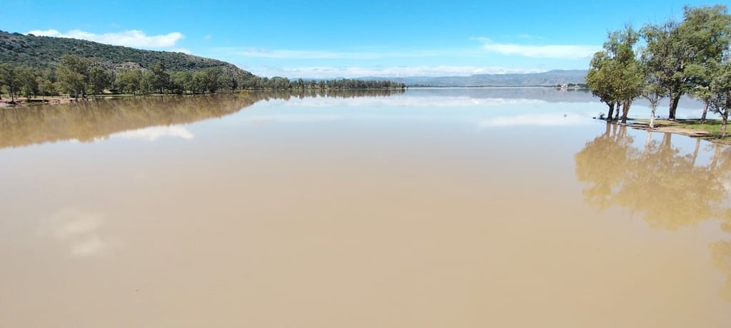 Llenas. Solo quedan dos presas al tope de su capacidad: la Santiago Bayacora y la de la foto, la Peña del Águila.