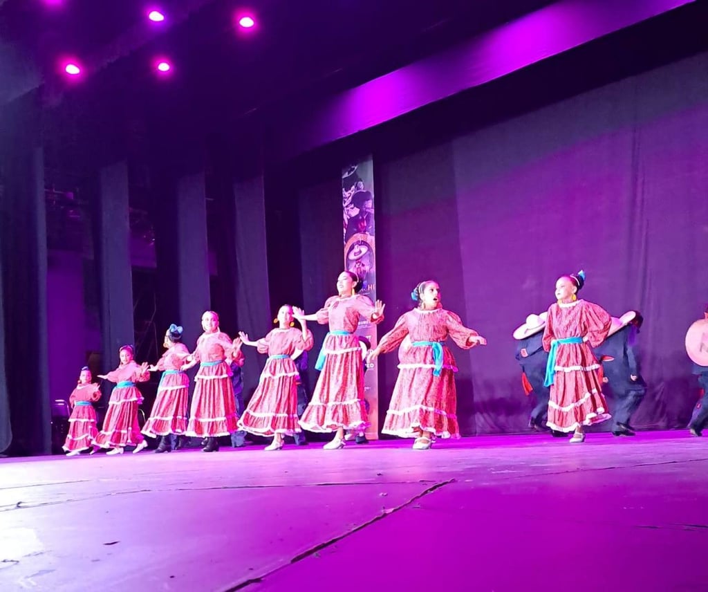 Baile. Integrantes del Grupo Danza Victoria de Durango prometen un recorrido vibrante por el folclore nacional.