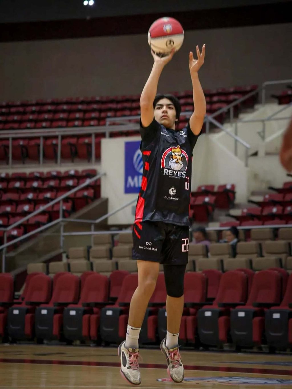 Cantera. Enríquez forma parte de la Academia de Basquetbol Reyes de Durango, donde ha registrado actuaciones destacadas.