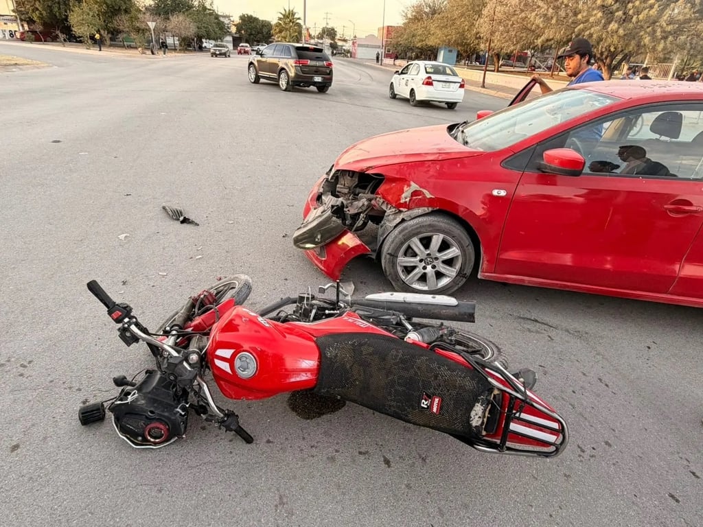 Accidente. Una menor resultó lesionada en un choque entre una moto y un auto en Gómez Palacio.
