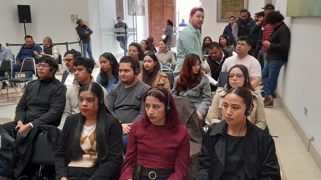 Examen. Alumnos de noveno semestre de la Facultad de Lenguas de la UJED interpretaron toda la sesión de español a inglés como parte de su evaluación final.