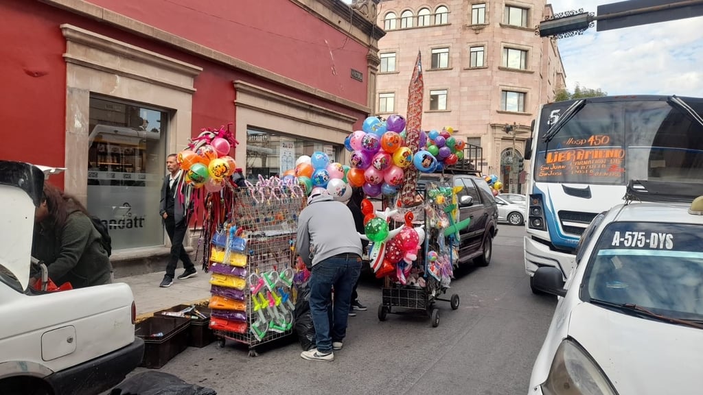 Mercancía. Para manifestarse, acudieron con todo y sus productos a la venta, que son globos, inflables y juguetes.