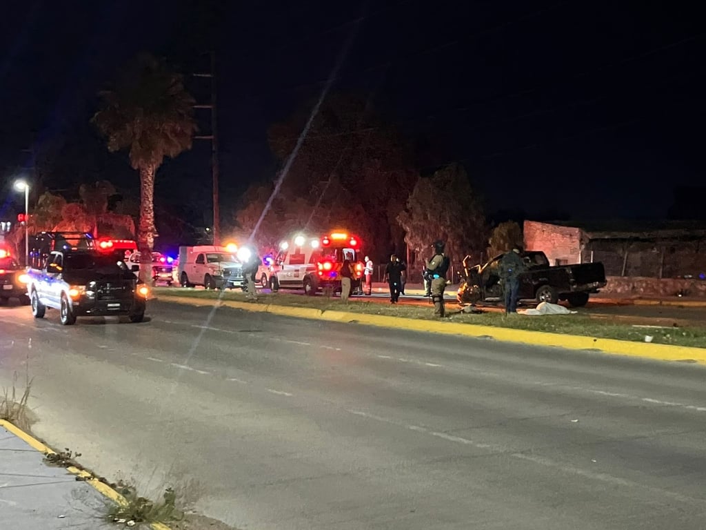 Caso. Un jovencito perdió el control de la camioneta que conducía y se estrelló contra un poste de madera, lo que provocó el fallecimiento de dos personas de 53 años de edad, cada una.