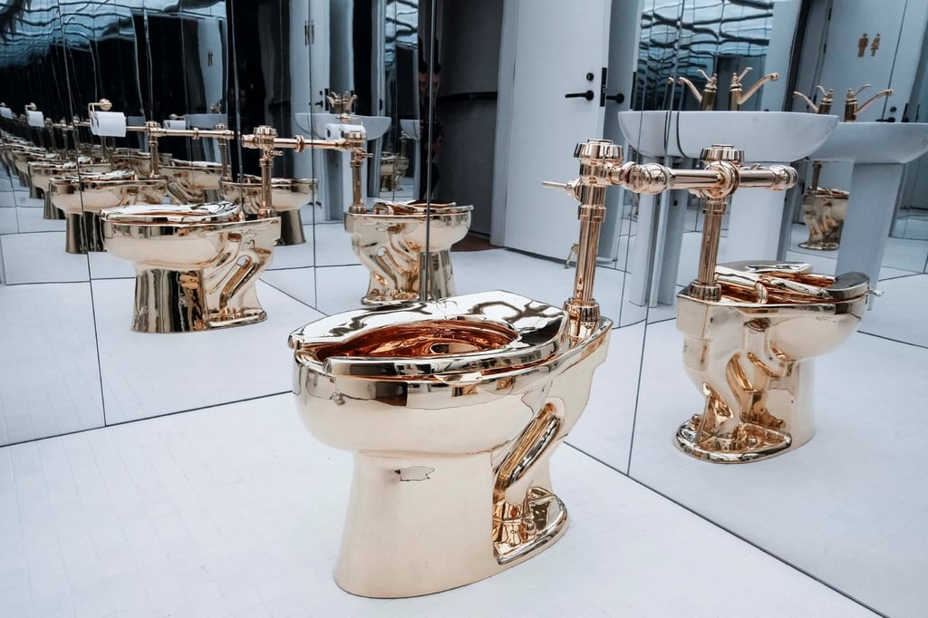 Artista. La pieza pertenece a Maurizio Cattelan, artista conocido por su obra que consistía en una banana pegada con esparadrapo a la pared.