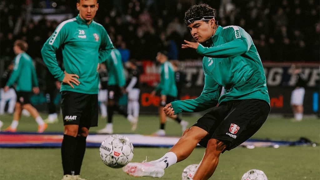 Duranguense Stephano Carrillo ve minutos en empate ante Vitesse