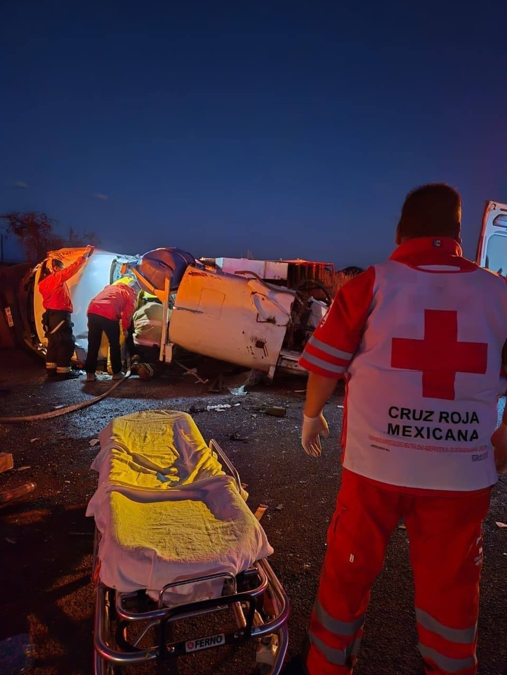 Accidente. Se volcó en la carretera a Parral cuando intentó rebasar e invadió el carril.
