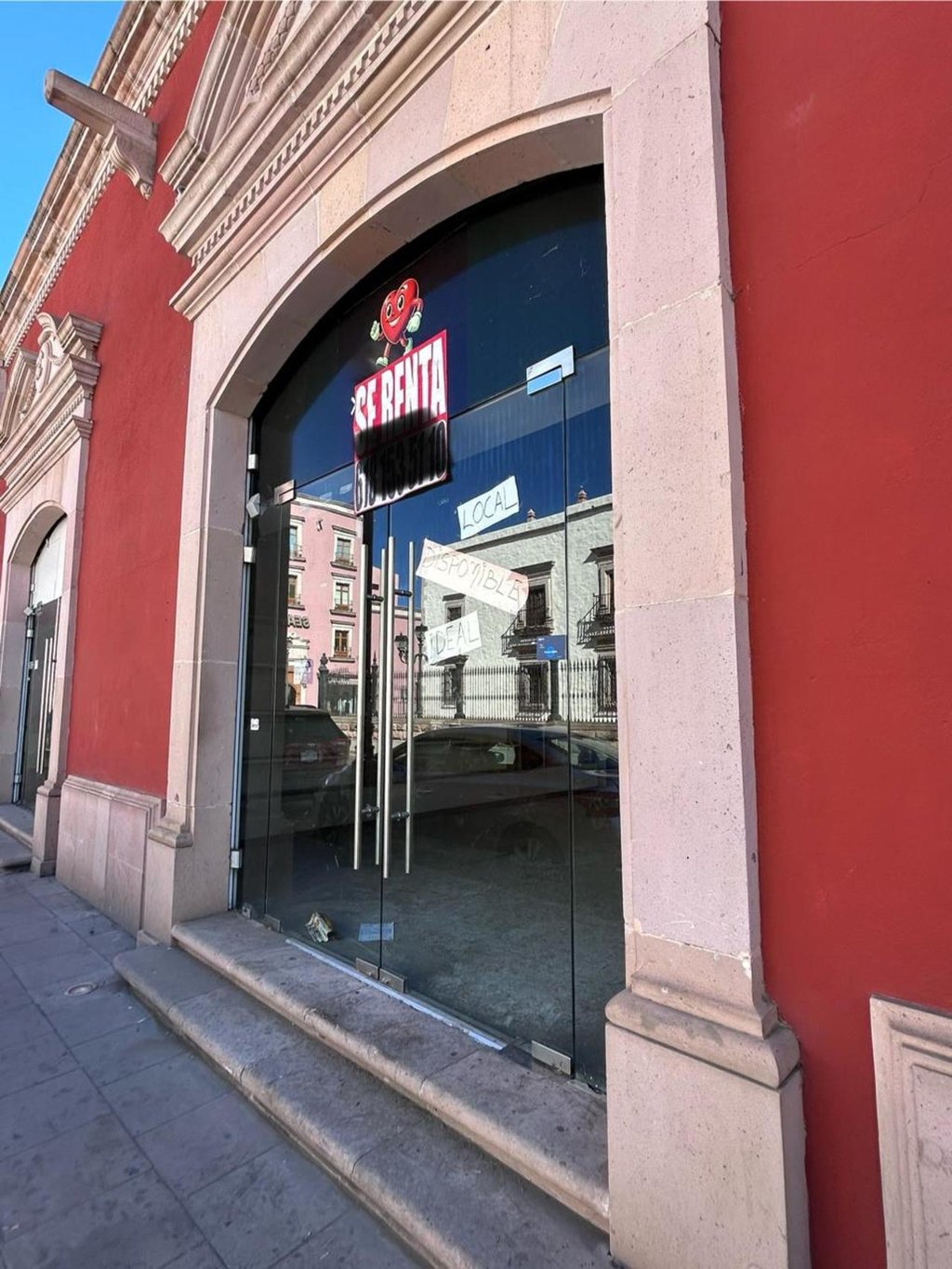 Complicado. Incluso en el primer cuadro de la ciudad es difícil que los negocios permanezcan, a falta de ventas.