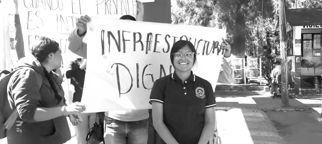 Integración. Los alumnos de Educación a Distancia se suman al paro y a pesar de que el Director los ha olvidado, ellos se integran a sus compañeros.