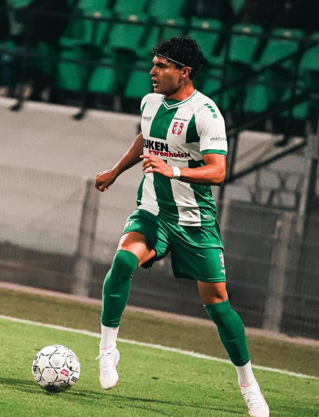 Valor. De acuerdo con el medio especializado internacional Transfermarkt, el atacante mexicano tiene un valor aproximado de más de 1.5 millones de libras.