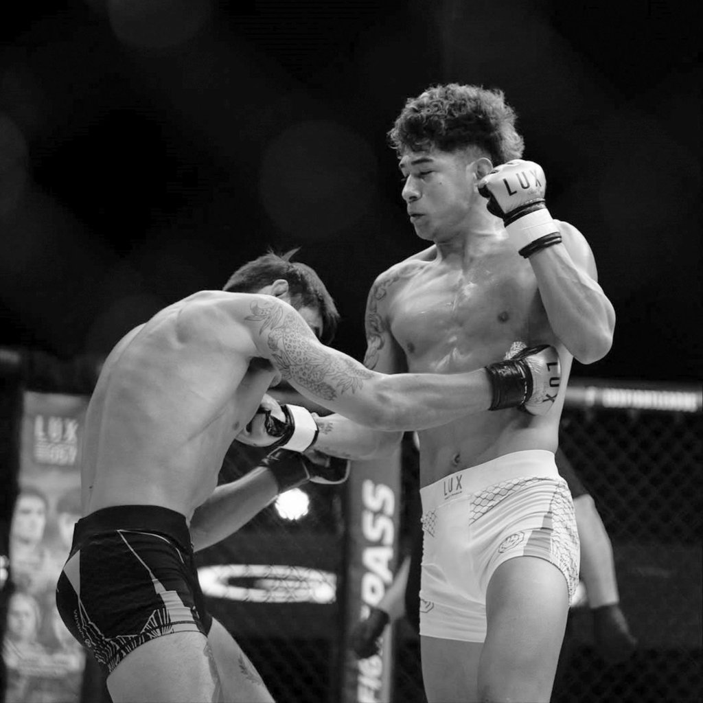 Valor. La pelea se extendió a los tres asaltos y, tras 15:00 minutos de acción, los jueces decretaron la decisión unánime a favor de Fernández. Su consistencia elevó su récord a 6-0.