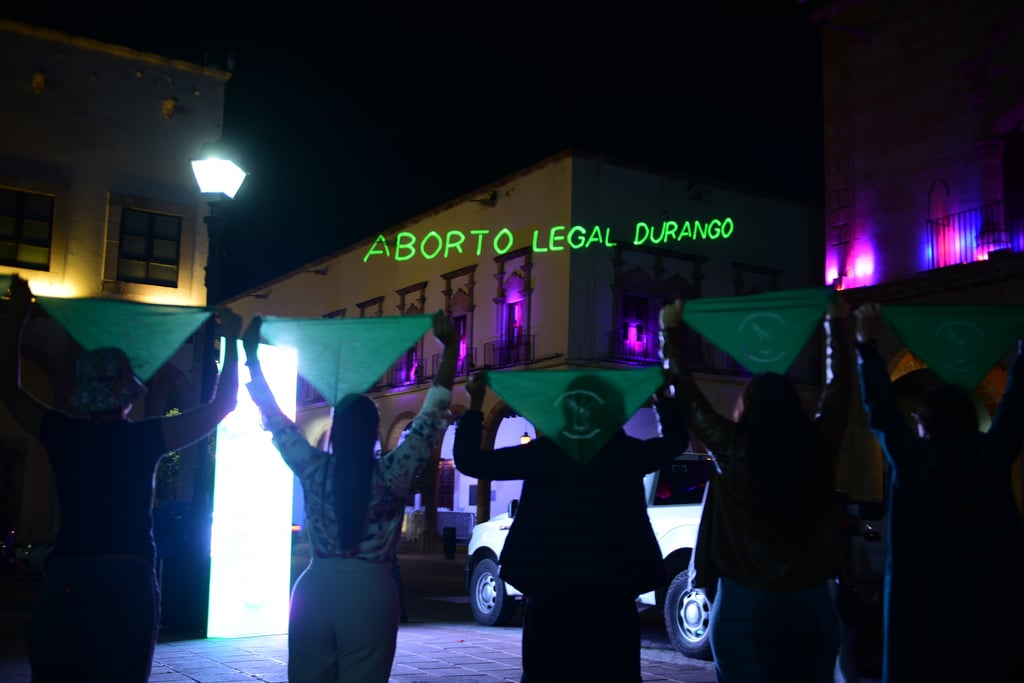 Colectivos proyectan frases en edificios públicos exigiendo despenalización del aborto en Durango