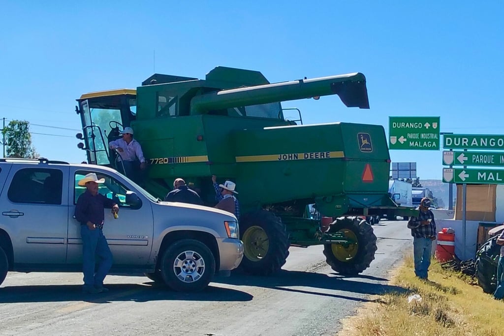 Maiceros duranguenses también cerraron la carretera libre a Gómez Palacio