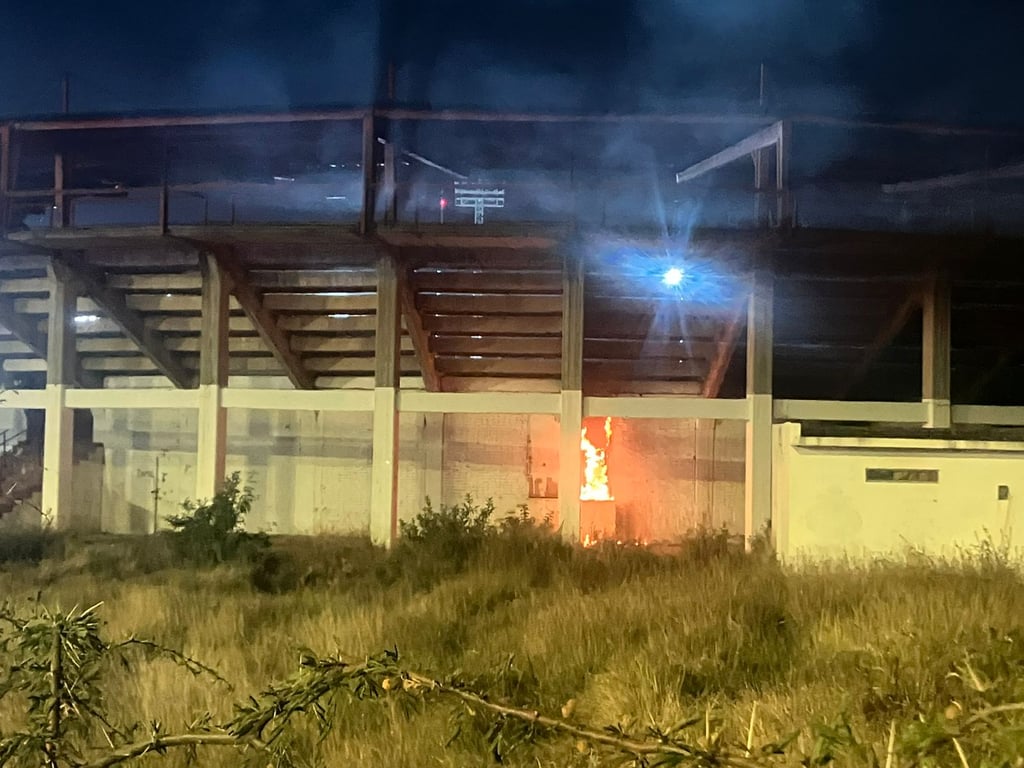 Quema de basura provoca movilización en el antiguo Lienzo Charro; fuego habría alcanzado un palco