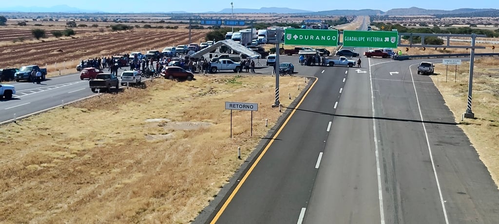 Condición. En el municipio de Guadalupe Victoria, los frijoleros cerraron la autopista Durango-Gómez Palacio y el paro se mantiene hasta que exista mesa de trabajo en el tema del acopio del frijol donde la Federación no ha cumplido los compromisos.