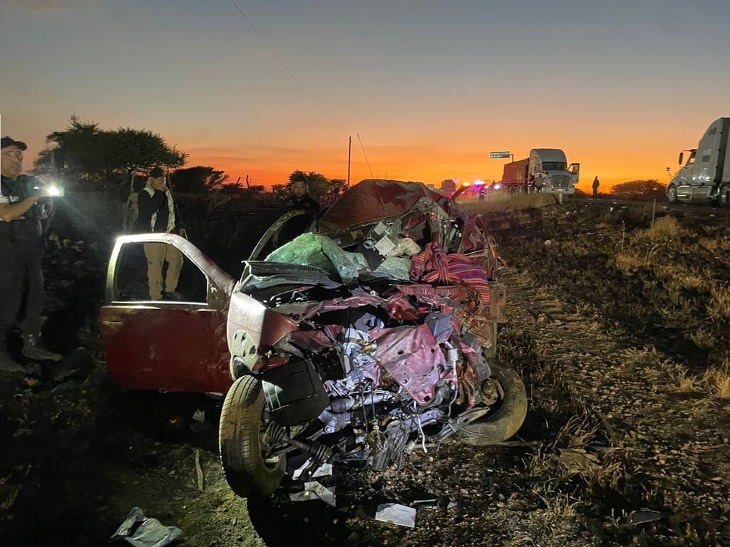 Hecho. En un accidente carretero, cuatro personas quedaron sin vida y 10 más resultaron lesionadas, en donde una camioneta invadió el carril al tratar de rebasar.
