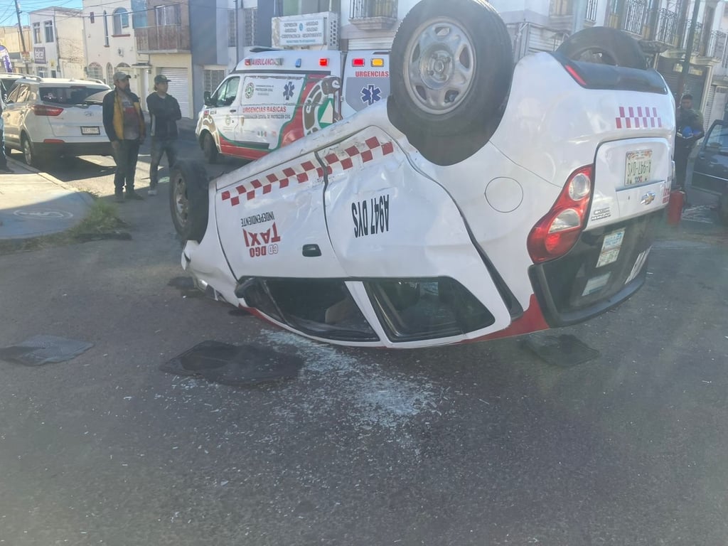 Accidente. Un choque volcadura que se registró en la Zona Centro dejó como saldo cinco personas lesionadas, entre ellas una mujer embarazada y una menor de dos años.