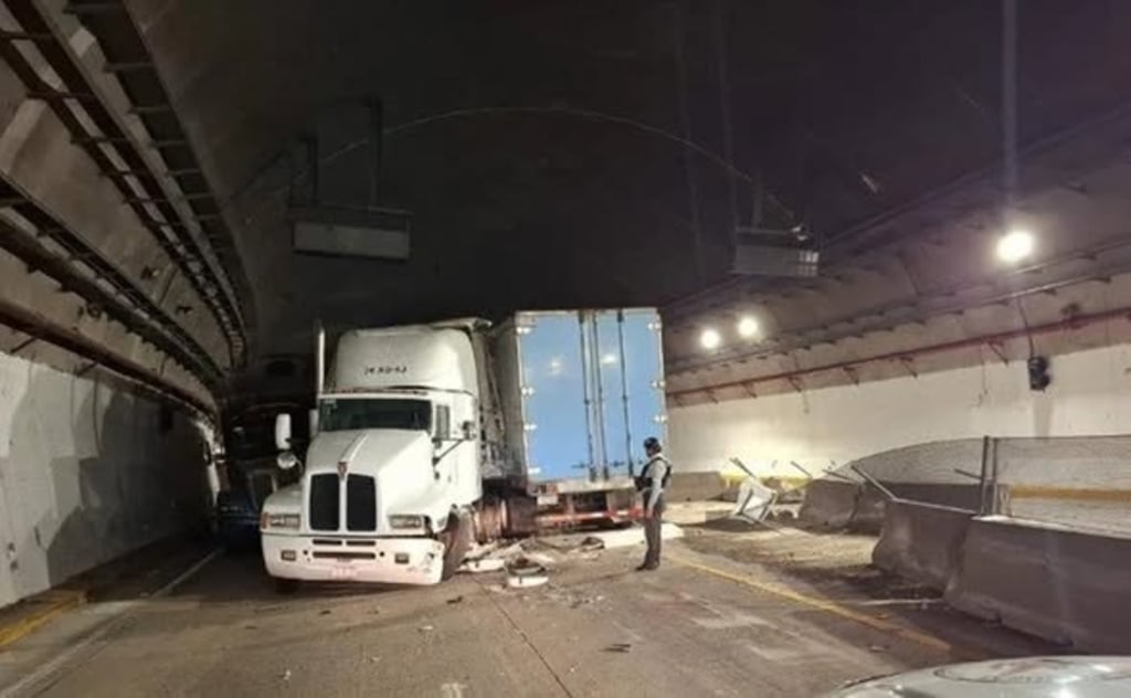 Accidente. Un trailero resultó lesionado en la carretera de cuota Durango-Mazatlán.