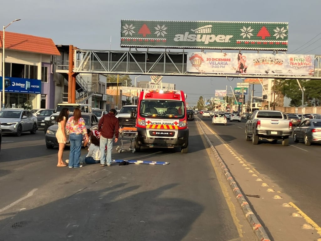 Auxilio. Paramédicos de la Cruz Roja atendieron a la mujer que fue atropellada por el motocilista.