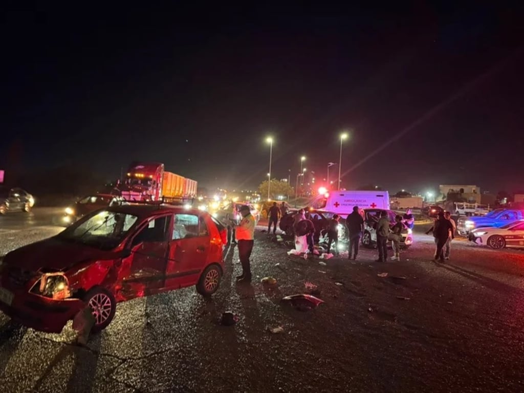 Accidente. Un choque múltiple en el bulevar Ejército Mexicano dejó 3 lesionados en Gómez Palacio.
