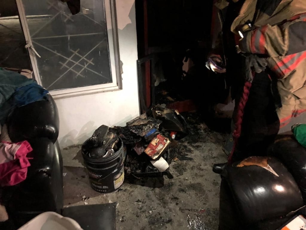 Acción. Un incendio en vivienda de la colonia Azcapotzalco movilizó a cuerpos de emergencia.