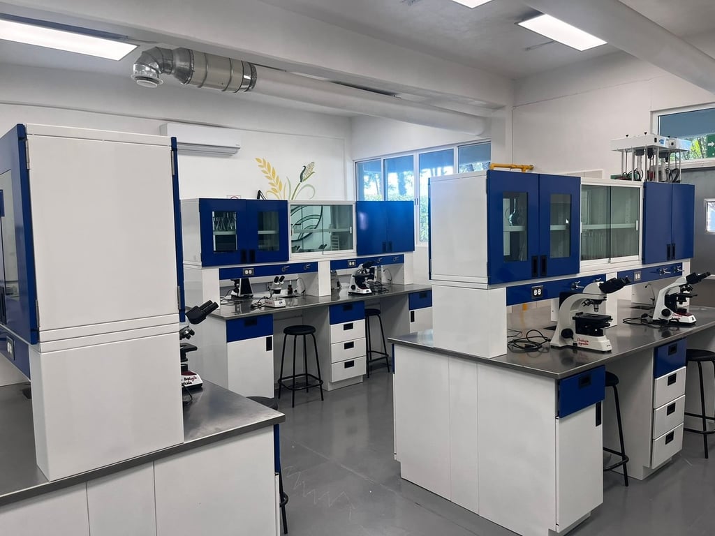 La inversión federal de los .9 millones se destinó a los laboratorios de Zoología, Agroquímica, Biología Agrícola, Biología Molecular, Biotecnología Vegetal, Microbiología y Biología General.