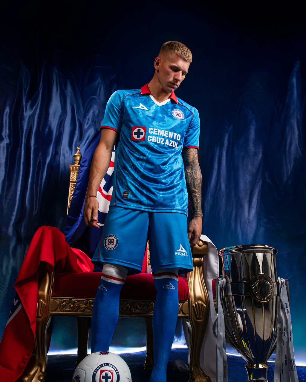 Detalles. Por reglamento de la Copa Intercontinental, los uniformes solo muestran dos marcas: Pirma y Cemento Cruz Azul, ofreciendo una imagen más limpia.
