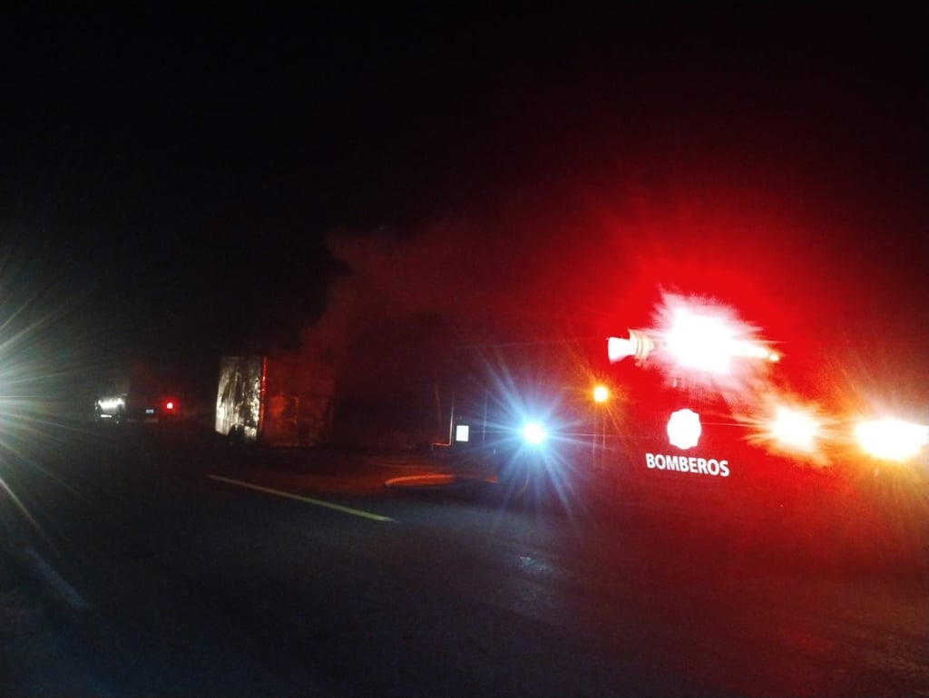 Hecho. Bomberos sofocaron el incendio de un remolque por la carretera Durango-Mazatlán.