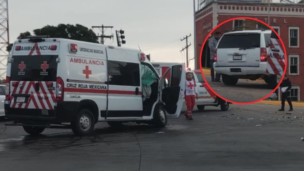 Ambulancia y Tahoe chocan en glorieta de Guadalupe Victoria; unidad llevaba paciente crítico