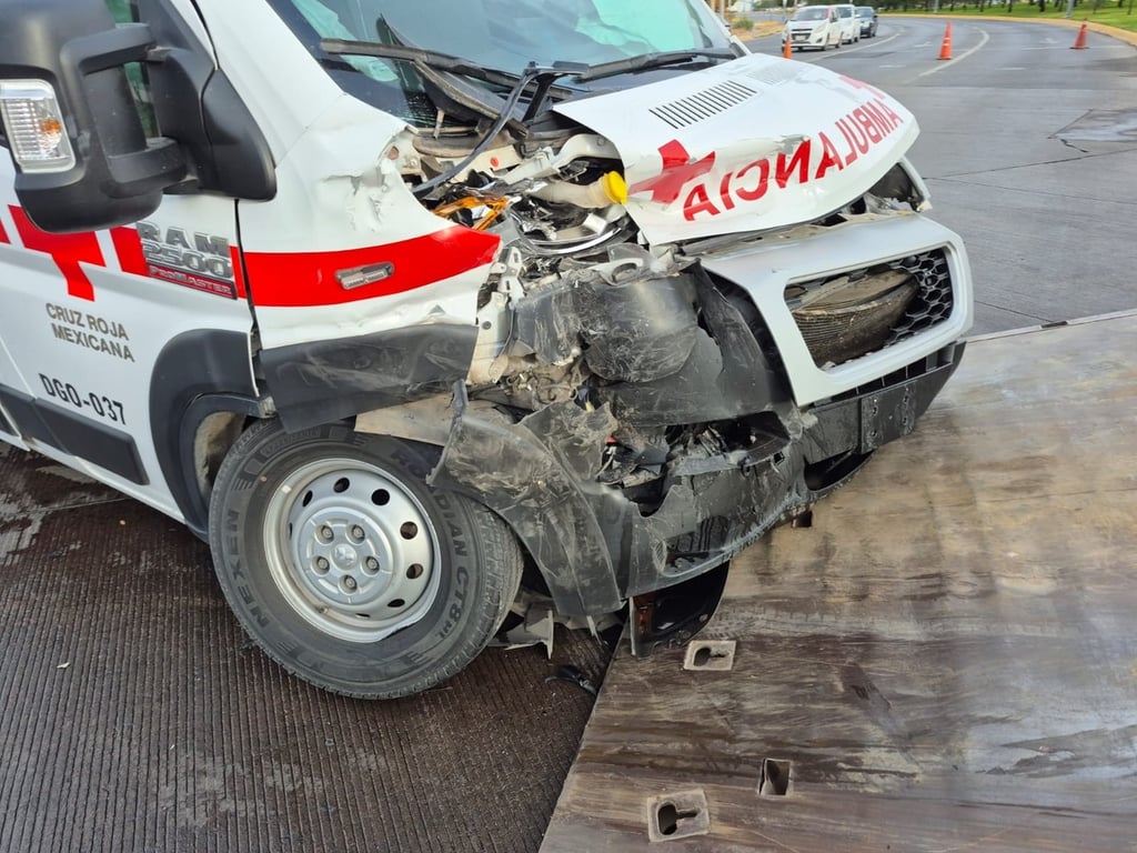 Accidente. Una camioneta impactó una ambulancia de la Cruz Roja de Canatlán, que hacía un traslado delicado a una clínica particular de la capital duranguense.