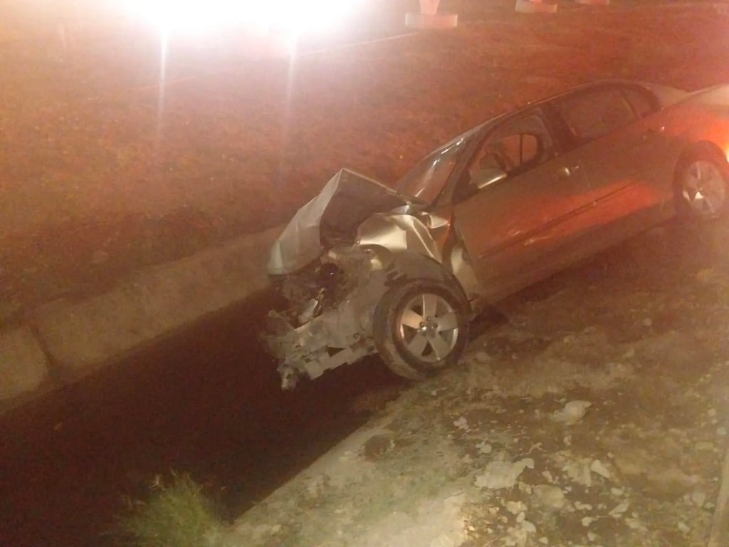 Accidente. Un conductor en estado de ebriedad chocó con dos camionetas en Lerdo y terminó en una acequia.