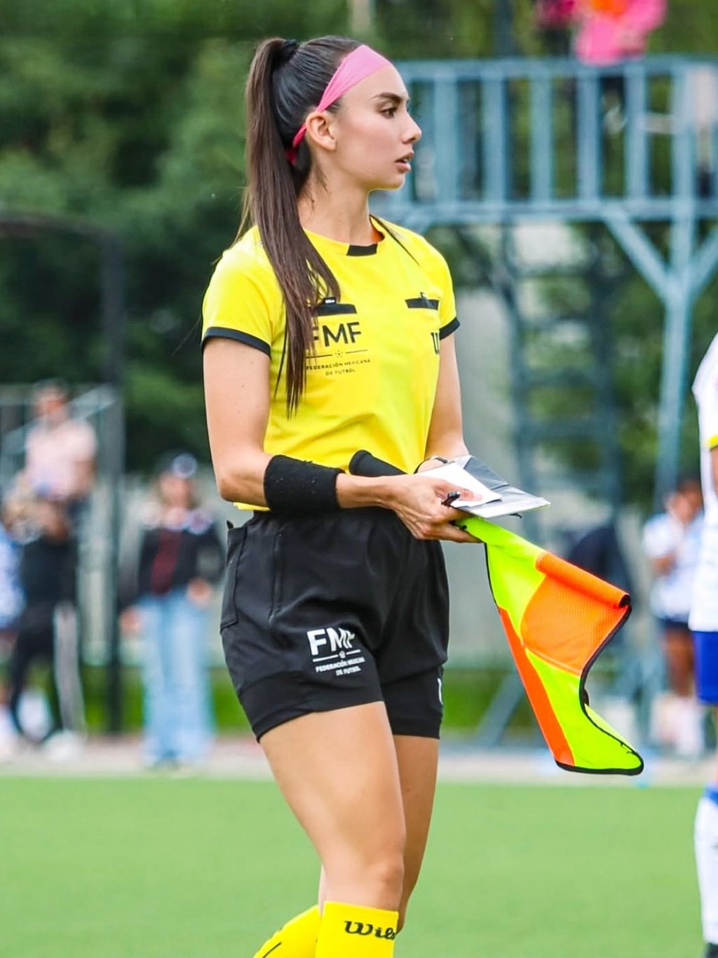 Trayectoria. Previo a su trayectoria en el futbol, Figueroa brilló en certámenes de belleza; hoy arbitra torneos oficiales de la FMF y goza de gran popularidad.