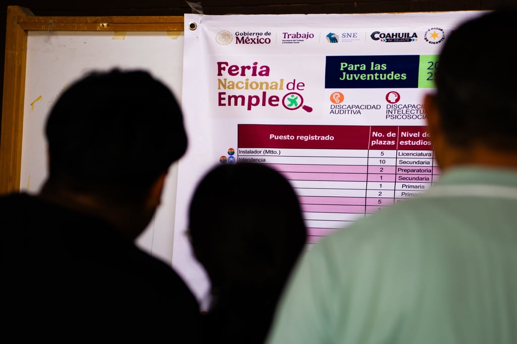 Subocupación. Algunos profesionistas han tenido que trabajar en áreas distintas a las de su profesión, a falta de empleo.