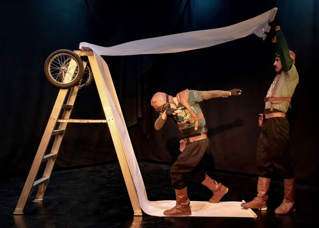 Mensaje. Es una obra escrita y dirigida por Marlene Danhli Flores Puebla, destinada a provocar la imaginación, el juego y la participación de las niñas y niños como co-creadores de la escena. 