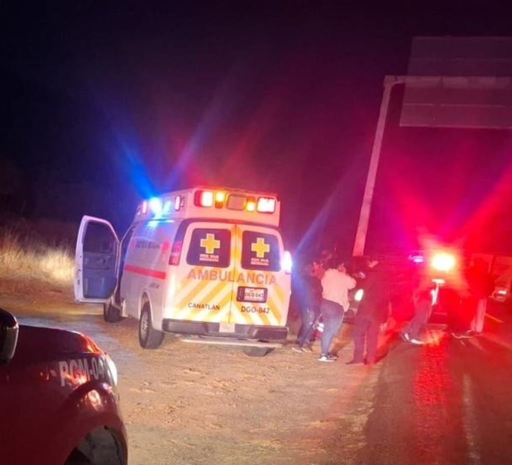 Hecho. Una vaca se atravesó en la carretera y fue impactada por una camioneta; una mujer resultó lesionada.