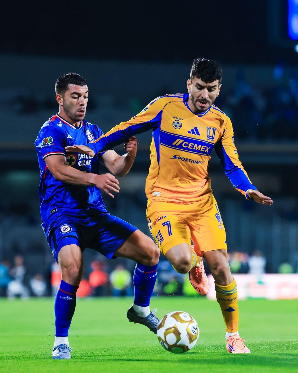 Agenda. Los juegos de vuelta de semifinales del Apertura 2025 se disputarán el sábado 6 de diciembre: Toluca recibirá a Monterrey a las 19:00 horas en el Nemesio Diez y Tigres enfrentará a Cruz Azul a las 21:10 horas en el Volcán.