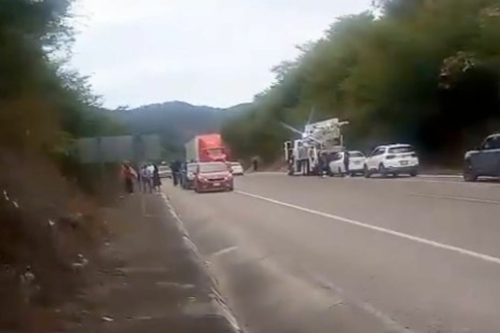 Reportan enfrentamiento armado en la 'Súper' Durango-Mazatlán; alertan a automovilistas