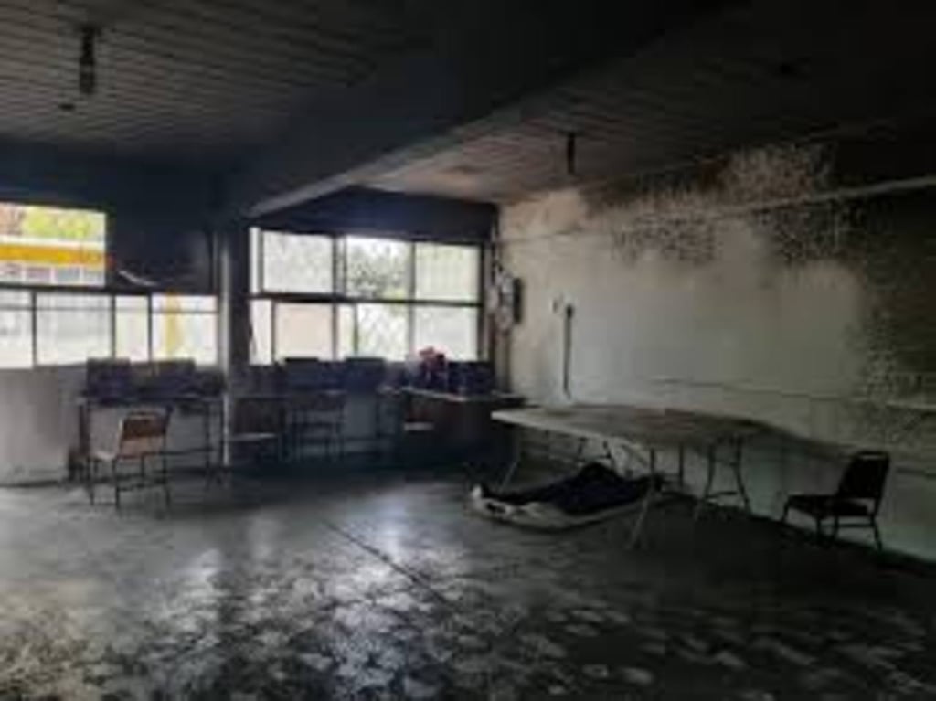 Causa. Presuntamente, el fuego inició debido a un cortocircuito en una de las computadoras del salón.