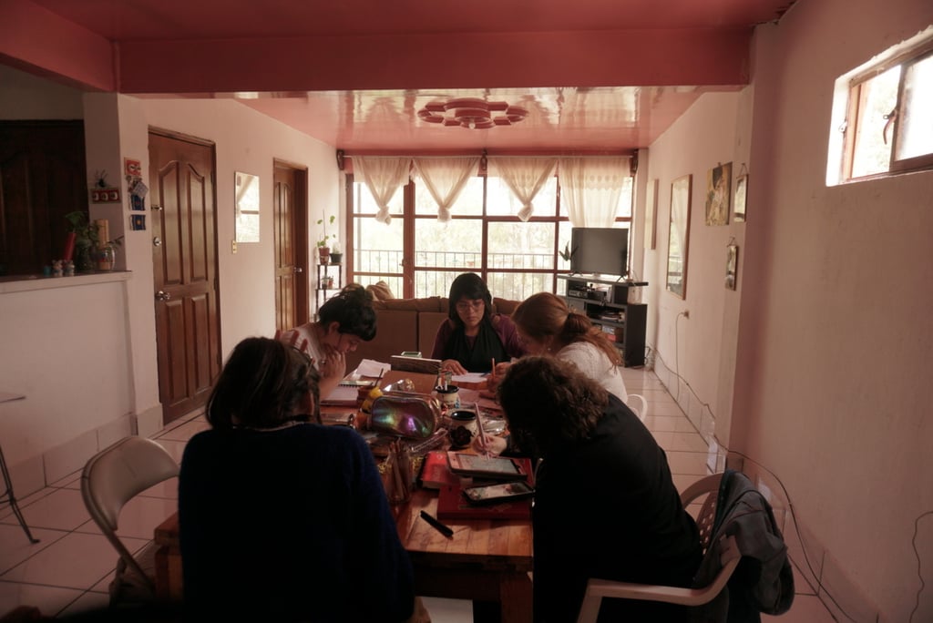 Trabajo. Integrantes de 'Joyas de la corona' durante la realización de obra para la exposición que marca el nacimiento del nuevo colectivo de mujeres grabadoras en Durango.