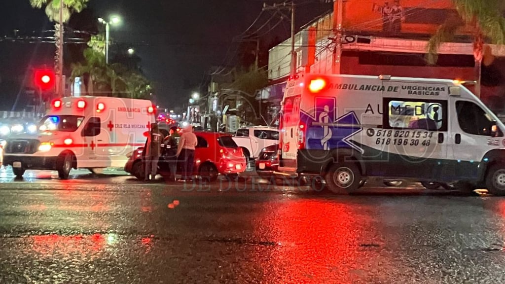 Unidad de la Fiscalía sufre choque cuando acudía a reporte de accidente en División Durango