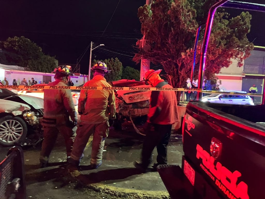 Detalles. Un hombre de 32 años de edad perdió la vida prensado en su coche, en un hecho vial registrado en la avenida División Durango.