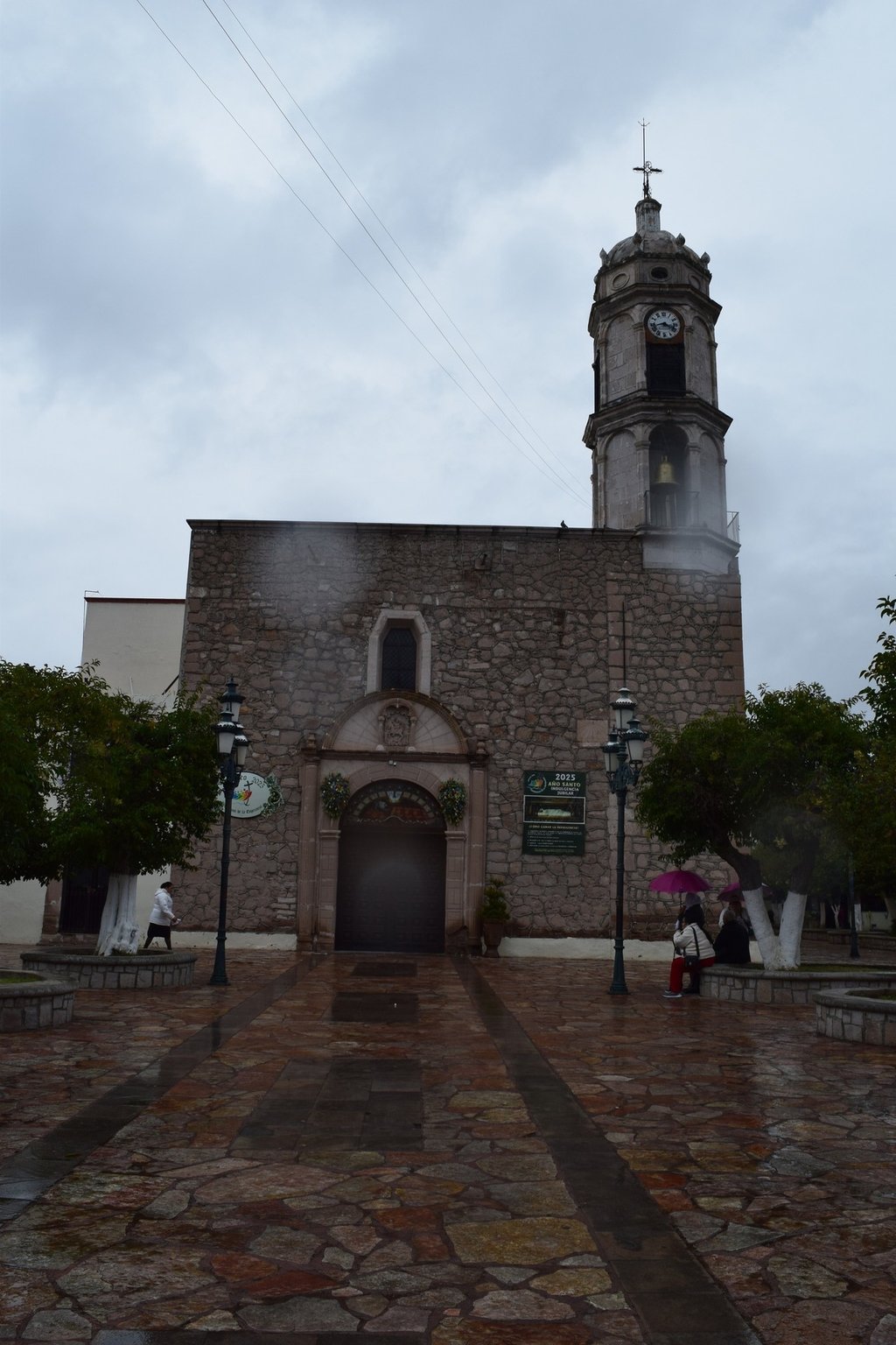 Criterios. Con el nombre de santuario se designa una iglesia u otro lugar sagrado al que, por un motivo peculiar de piedad, acuden en peregrinación numerosos fieles