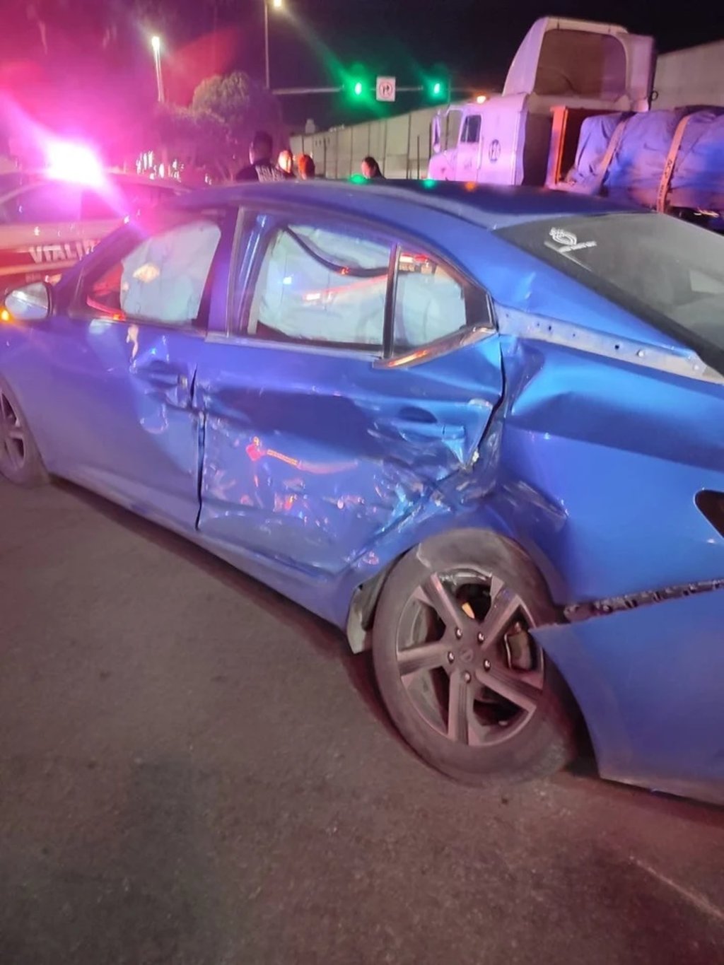 Accidente. Tráiler impacta a un auto particular en el Parque Industrial de Gómez Palacio.