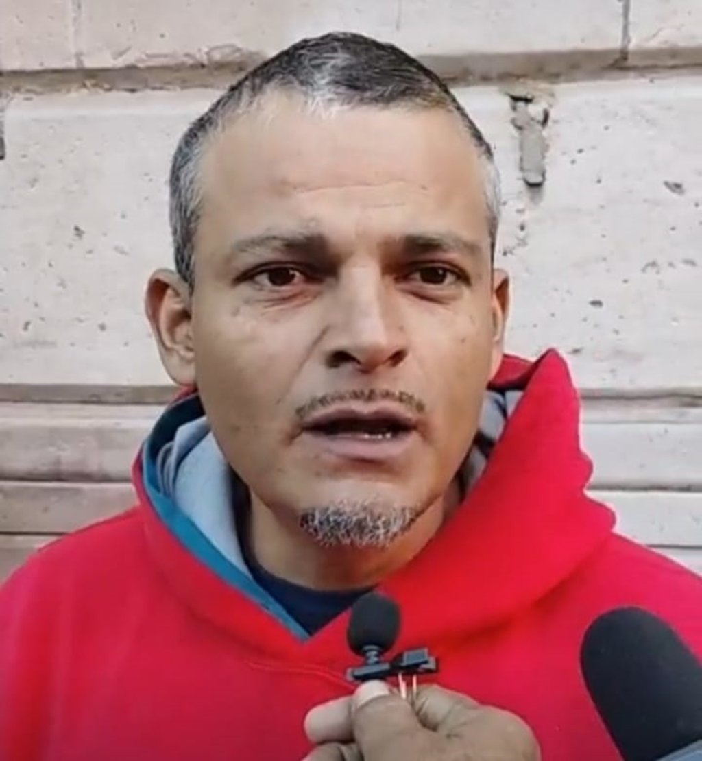 Denuncia. Asegura que no se le ha permitido trabajar y su mercancía se ha echado a perder.