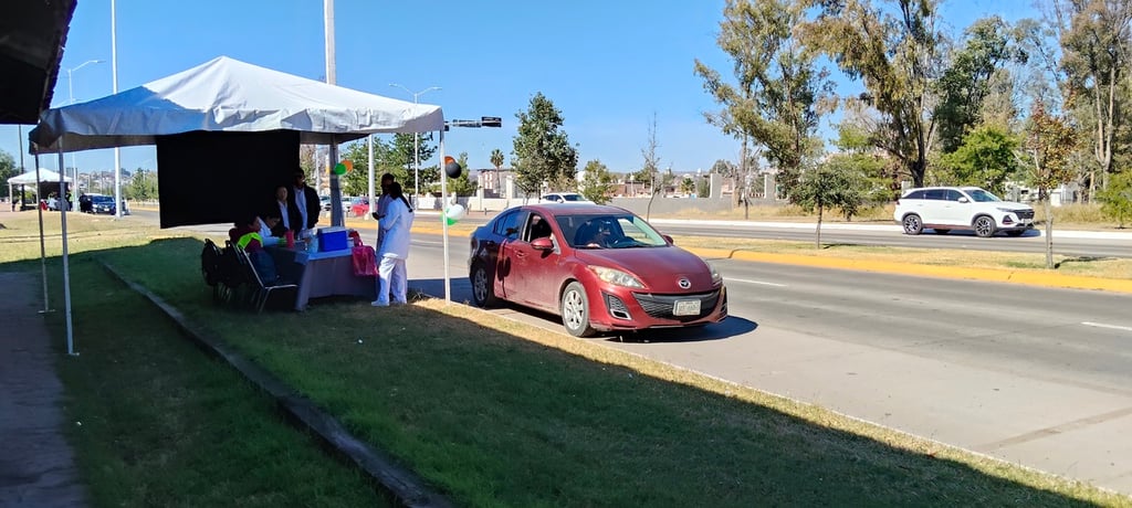 Auto. En el macrocentro se instalaron módulos para que llegaran a vacunarse en auto y se aplicaba sin bajarse del mismo.