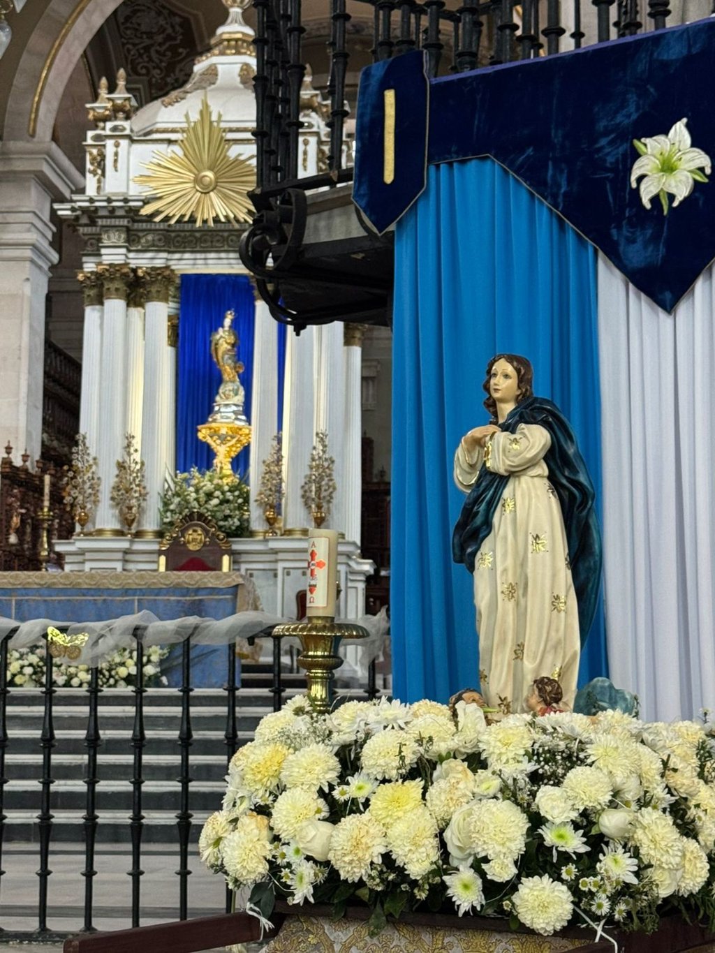 Inmaculada. Se colocaron imágenes con motivos de color azul que los fieles católicos acudieron a adorar.