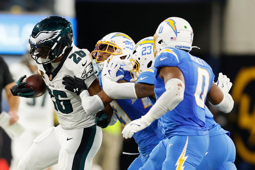 Dramático. En el agregado Cameron Dicker devolvió la ventaja a Chargers 22-19 con una patada de 54 yardas, en su serie los Eagles interceptaron por cuarta vez a Jalen Hurts para sellar la victoria.