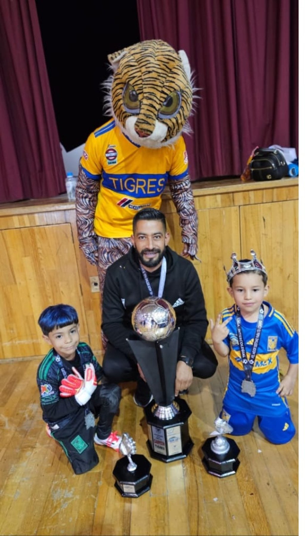 Aplastante. El equipo dirigido por el profesor Néstor Hernández se consolidó como líder absoluto de la competencia.