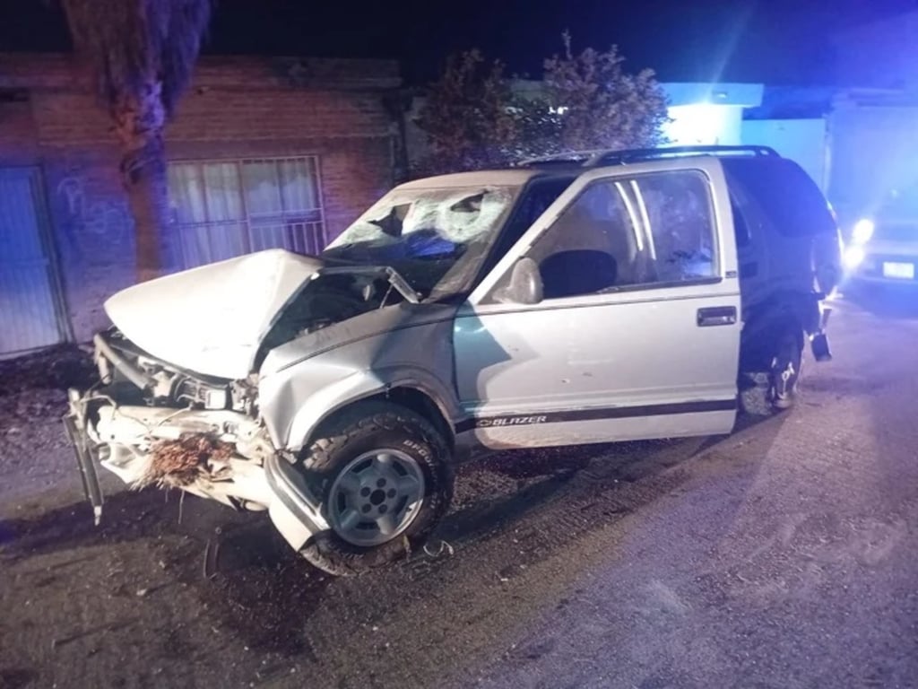Hecho. Abandonaron una camioneta tras un fuerte accidente en la colonia 20 de Noviembre de Gómez Palacio, la madrugada de este miércoles.