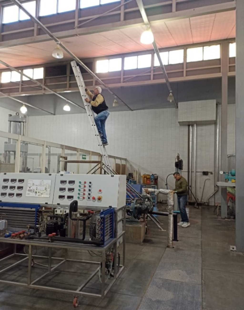 Trabajos. Las labores de rehabilitación de luminarias y equipo dentro del ITD continúan no solo en el interior de talleres, sino en las zonas públicas y peatonales.